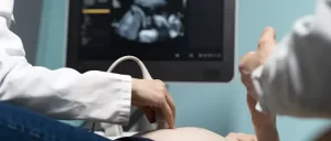 mulher gráida realizando ultrassom